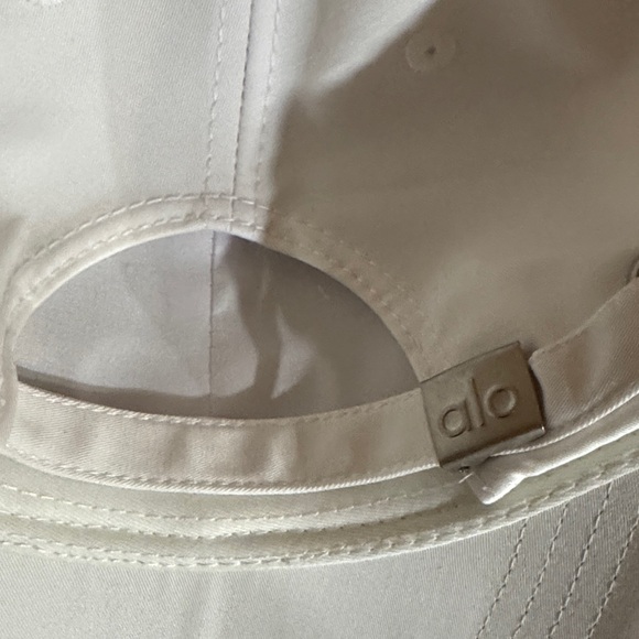 ALO Yoga Kids Classic White Hat - Picture 6 of 9